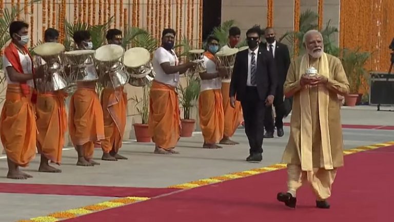 बाबा विश्वनाथ के मंदिर पहुँचे PM मोदी का सैकड़ों डमरू बजा कर हुआ स्वागत, आचार्यों के साथ कर रहे हैं पूजा-अर्चना