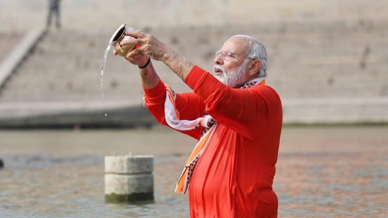 ‘कोई औरंगजेब यहाँ आता है तो शिवाजी भी उठ खड़े होते हैं’: काशी में PM मोदी ने आक्रांताओं के अत्याचार को किया याद, कहा – इस देश की मिट्टी अलग