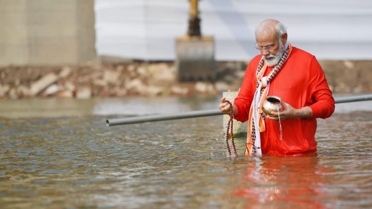 क्या आपने गंगा स्नान के दौरान PM मोदी के ‘लीरम फी’ पर ध्यान दिया? गदगद मणिपुर के CM ने कहा – अभिभूत हूँ