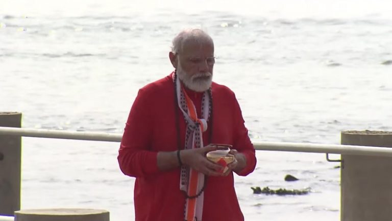 भगवा वस्त्र, गले में रुद्राक्ष, गंगा स्नान के बाद PM मोदी ने बाबा विश्वनाथ का किया जलाभिषेक