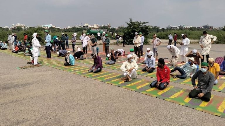 UAE में खुले में नमाज पर ₹20000 जुर्माना: ‘द गार्डियन’ के लिए मुस्लिम पीड़ित और हिन्दू गुंडे, सड़कों को बता रहा ‘नमाज साइट्स’