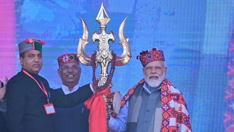 ‘वैक्सीन देने में हिमाचल ने मारी बाजी’: काशी की तर्ज पर विकसित होगा 300 मंदिरों वाला मंडी, PM मोदी ने दी ₹11000 Cr की सौगात