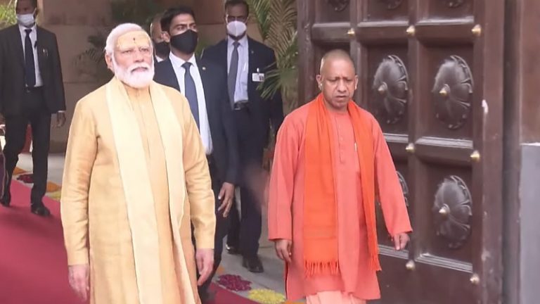 काशी में बने कई विशिष्ट भवन, दर्शन के लिए दिव्यांगों-बुजुर्गों को विशेष सुविधाएँ: PM मोदी ने श्रमिकों के साथ ग्रहण किया प्रसाद