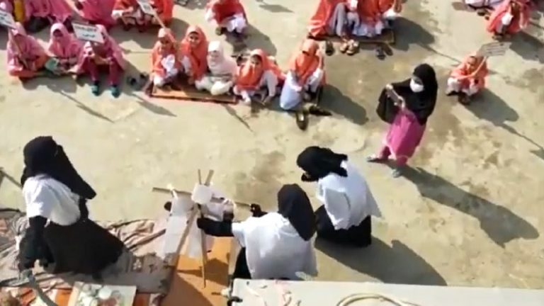 Pak के मस्जिद में लड़कियों को दी जा रही ‘सिर कलम करने’ की ट्रेनिंग, इस्लाम के अपमान पर ‘बदला लेने’ का तरीका: Video आया सामने