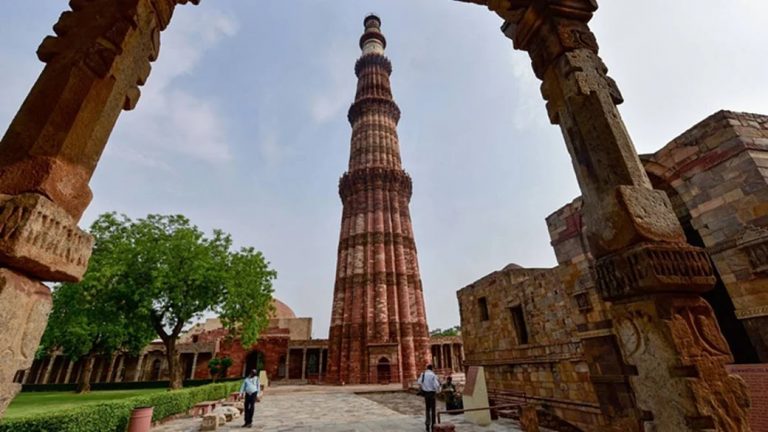 कुतुब मीनार में हिंदू-जैन मंदिर वाली याचिका खारिज, कोर्ट ने कहा – अतीत की गलतियाँ वर्तमान में शांति भंग का आधार नहीं