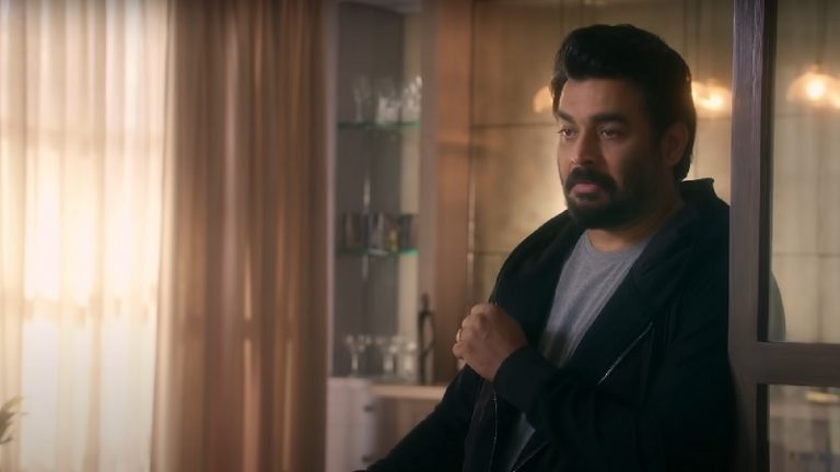 आर माधवन को व्यायाम करने से रोका तो पढ़ने लगे गायत्री मंत्र, बगल में एयरपोर्ट पर नमाज पढ़ रहा था शख्स: वीडियो हुआ वायरल
