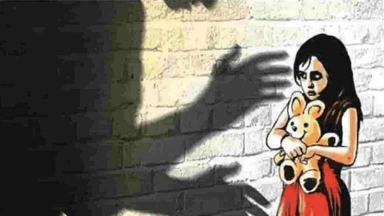 माँ-बाप के साथ खेत पर मजदूरी करने जाती थी नाबालिग, पादरी ने मौका देख किया रेप, बीवी से बनवाई Video