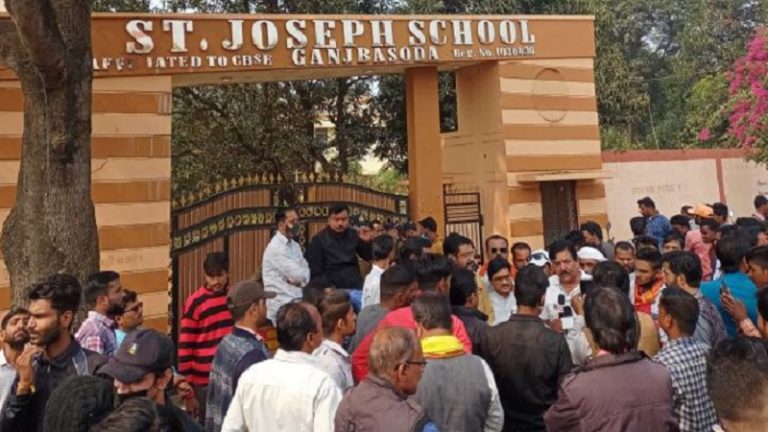 ‘8 हिंदू बच्चों को पानी छिड़क बना दिया ईसाई, स्कूल की आड़ में चल रहा धर्मांतरण का रैकेट’: सेंट जोसेफ स्कूल में बवाल