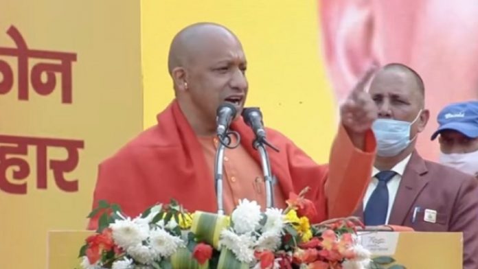 योगी आदित्यनाथ, सुशासन दिवस, टैबलेट वितरण
