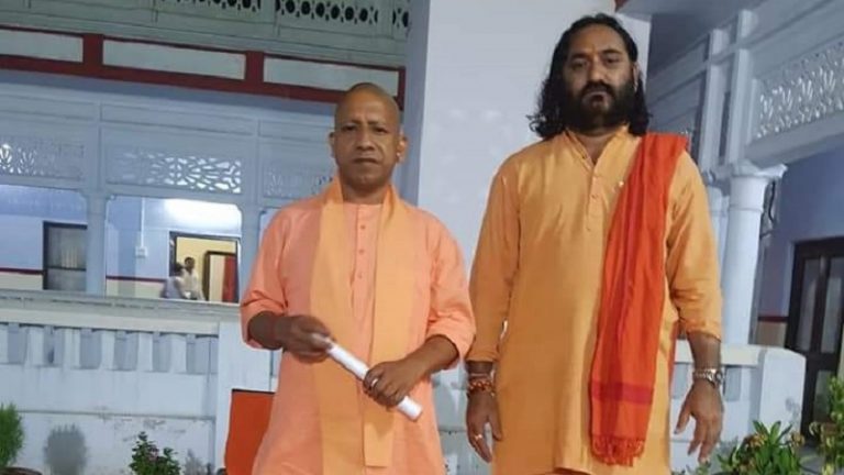 जानिए ‘गुजरात के योगी’ का CM योगी आदित्यनाथ से क्या है रिश्ता: मंदिर में लाउडस्पीकर के लिए प्रशासन से भिड़ गए थे, BJP से लड़ेंगे?
