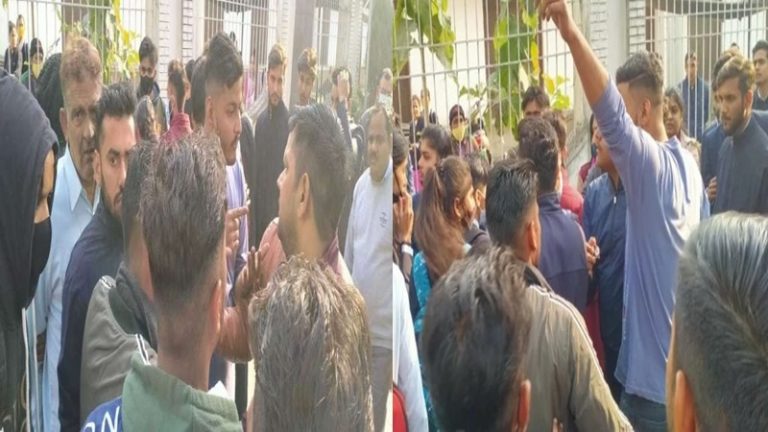 छात्राओं को अश्लील मैसेज भेजता था कॉलेज का शिक्षक अरशद, देता था शादी का प्रस्ताव: Whatsapp स्क्रीनशॉट्स वायरल, हुआ सस्पेंड