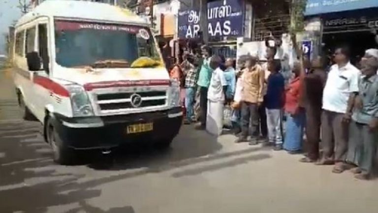 CDS बिपिन रावत के पार्थिव शरीर को ले जा रही एंबुलेंस पर रास्ते भर बरसे फूल, लगते रहे ‘भारत माता की जय’ के नारे