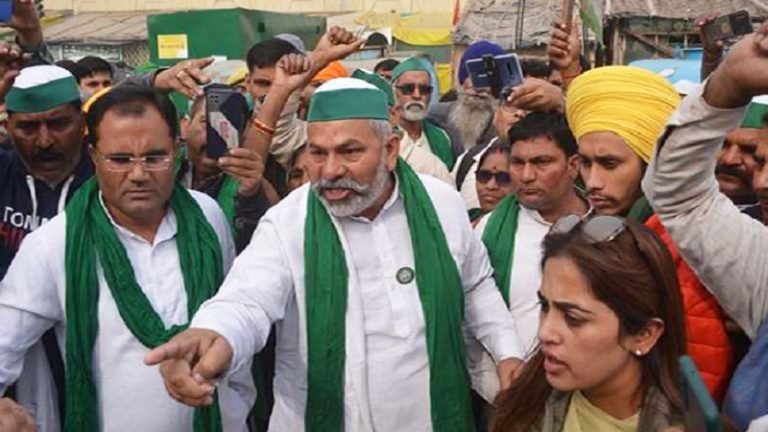 रिपब्लिक टीवी की महिला पत्रकार को देख भड़के राकेश टिकैत, सवाल पूछने पर कहा- मुझे टच करती है, पुलिस बुलाओ, देखें वीडियो