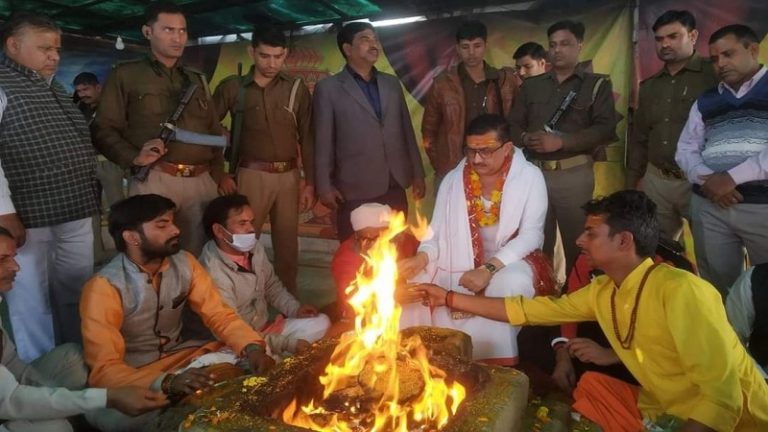 ‘अब यति का सिपाही हूँ… सनातन के दुश्मनों से मिलकर लड़ेंगे’ : डासना देवी मंदिर में हवन पूजा-पाठ के बाद बोले ‘वसीम रिजवी’