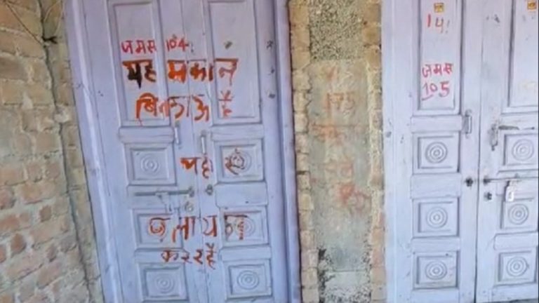 60% मुस्लिमों की प्रताड़ना से तंग आकर पलायन को मजबूर हिन्दू: लगाया ‘मकान बिकाऊ’ का बोर्ड, आरोप – हिन्दुओं पर ही दर्ज हो रहे केस