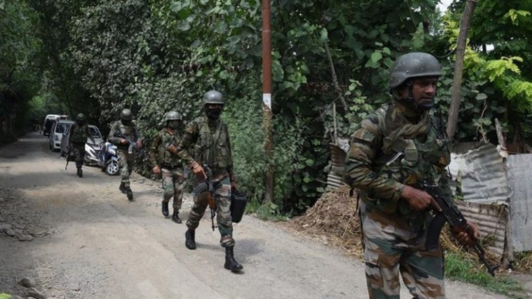जम्मू-कश्मीर में आतंकियों ने पुलिस कॉन्स्टेबल की गोली मारकर हत्या की, पुलवामा में सुरक्षाबलों के साथ मुठभेड़