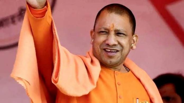 मुख्यमंत्री योगी आदित्यनाथ विद्यार्थियों और किसानों को दी सौगात