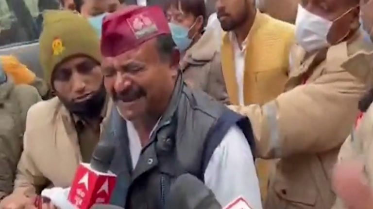 पार्टी मुख्यालय के बाहर अलीगढ़ के सपा नेता ने की आत्मदाह की कोशिश, कहा – ‘मेहनत मैंने की, टिकट बाहरी को दे दिया’