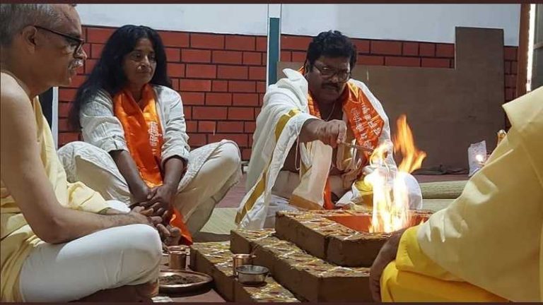 हवन कुंड में आहुति डाल हिंदू बने फिल्म डायरेक्टर अली अकबर, अब राम सिम्हन के नाम से जाने जाएँगे: शुद्धिकरण में साथ थी पत्नी लुसिम्मा भी