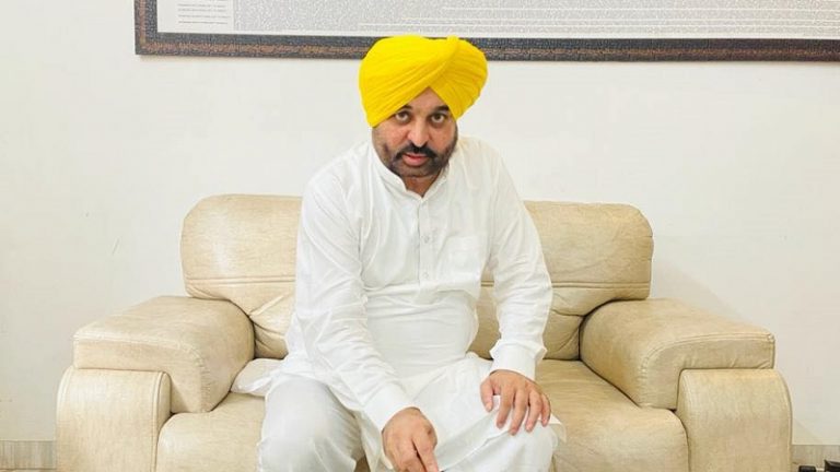भगवांत मान CM उम्मीदवार, केजरीवाल ने की घोषणा: कभी राजनीति पर कॉमेडी करने वाला अब पंजाब में AAP का सबसे बड़ा चेहरा