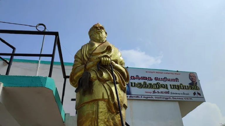 राम-सीता की आपत्तिजनक तस्वीर दिखाने वाले पेरियार की मूर्ति को पहनाई जूतों की माला, सिर को रंग दिया भगवा: 15 अगस्त को मनाया था शोक
