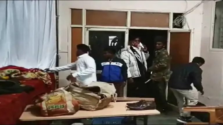 400 आदिवासियों का करना था धर्मांतरण, नए साल की पार्टी में प्रेयर: ईसाई पति-पत्नी के खिलाफ हिन्दू कार्यकर्ताओं का प्रदर्शन