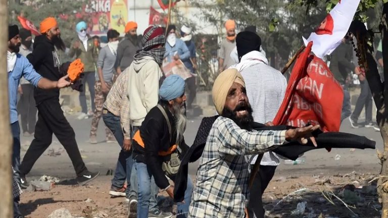 लाल किला में पेशाब से लेकर महिला पुलिस से बदतमीजी तक: याद कीजिए 26 जनवरी, 2021… जब दिल्ली में खेला गया था हिंसक खेल
