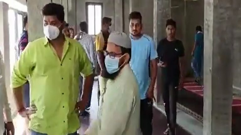 सूरत की सोसाइटी में खड़ी हो गई ‘मस्जिद’, होने लगा नमाज: ‘वक्फ’ के नाम पर संपत्ति ट्रांसफर का खेल, किसी की अनुमति की ज़रूरत नहीं