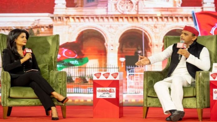 पंचायत आजतक, अंजना ओम कश्यप और अखिलेश यादव
