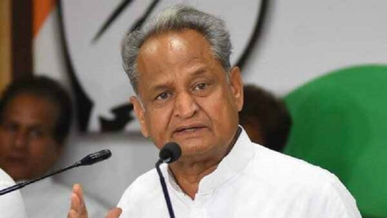 चौतरफा घिरने के बाद बैकफुट पर राजस्थान की कॉन्ग्रेस सरकार, किसानों की जमीन की नीलामी पर CM अशोक गहलोत ने लगाई रोक
