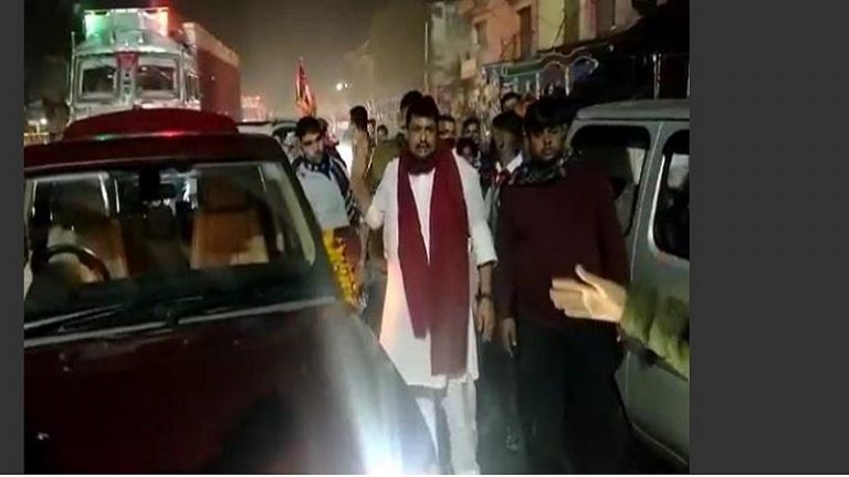 सपा के ‘बाहुबली’ गुड्डू पंडित की ‘लेडी सिंघम’ ने निकाली हेकड़ी, काफिला रोक झंडे-बैनर उतरवाए; फिर छोड़ा: वीडियो वायरल