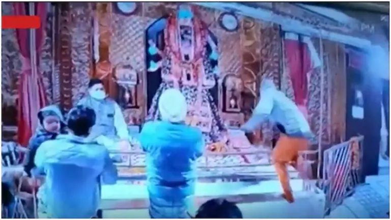 पटियाला में माँ काली की प्रतिमा से बेअदबी, हिन्दू संगठनों ने किया बंद का ऐलान: पंजाब पुलिस ने कहा – वो मूर्ति को गले लगा रहा था