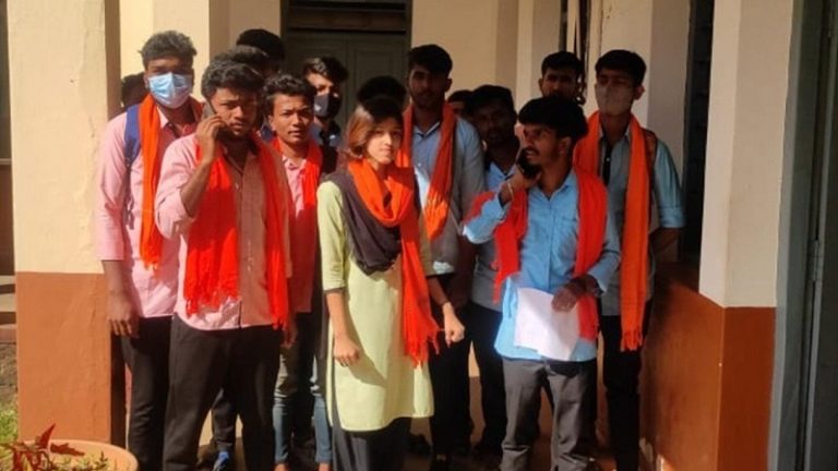 मनाही के बाद भी हिजाब पहन क्लासरूम में आ रही थीं मुस्लिम छात्राएँ, विरोध में भगवा स्कार्फ में कॉलेज पहुँचे छात्र: कर्नाटक का मामला