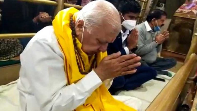 माथे पर टीका, ॐ नमः शिवाय का जाप… ये हैं केरल के राज्यपाल आरिफ मोहम्मद खान, महाकालेश्वर मंदिर उज्जैन में की आरती