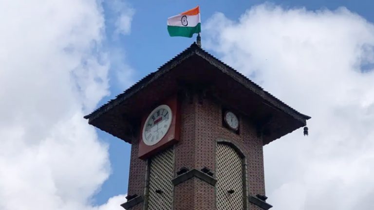 आजाद भारत में पहली बार फहराया गया लाल चौक के घंटा घर पर तिरंगा झंडा