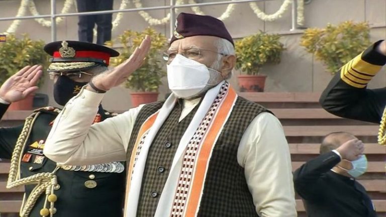 गणतंत्र दिवस पर PM मोदी ने हाथ झुका कर क्यों दी सलामी, खास तरह की टोपी का महत्व क्या