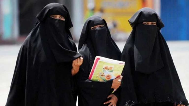 ‘गुजरात को शाहीन बाग बनाने की साजिश’: स्कूल में हिजाब पहन पहुंचीं मुस्लिम छात्राएँ, विरोध पर 15 VHP कार्यकर्ता हिरासत में