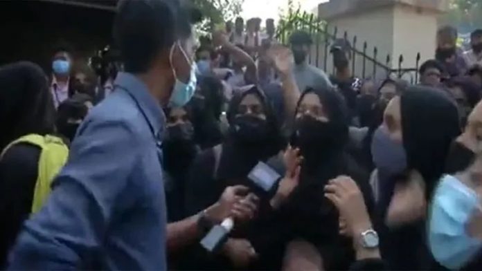 कर्नाटक में मुस्लिम लड़कियों ने हिजाब को पहली प्राथमिकता बताया है