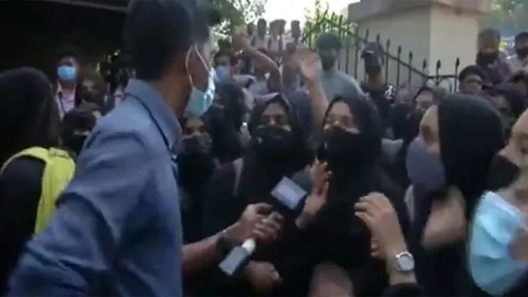 ‘हिजाब हमारी प्राथमिकता, एजुकेशन सेकेंडरी’: बुर्का पहनने पर अड़ी कर्नाटक की छात्राओं को सुनिए, कहा- हाईकोर्ट खिलाफ नहीं जा सकता