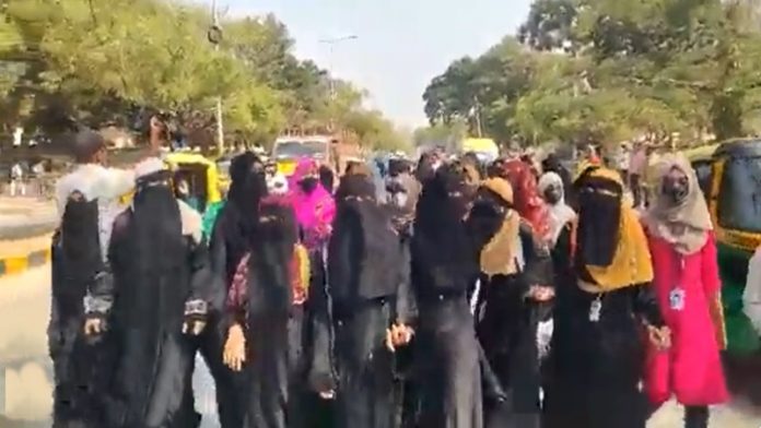 कर्नाटक में हिजाब को लेकर मुस्लिमों का विरोध