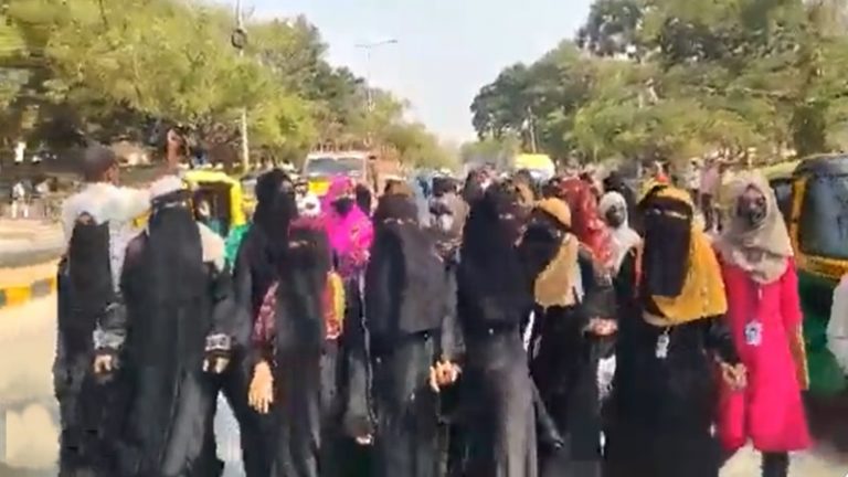 ‘सरकारी आदेश से महत्वपूर्ण हमारी आस्था’: कर्नाटक में बुर्कानशीं छात्राओं ने निकाला जुलूस, लगे ‘अल्लाह-हू-अकबर’ के नारे