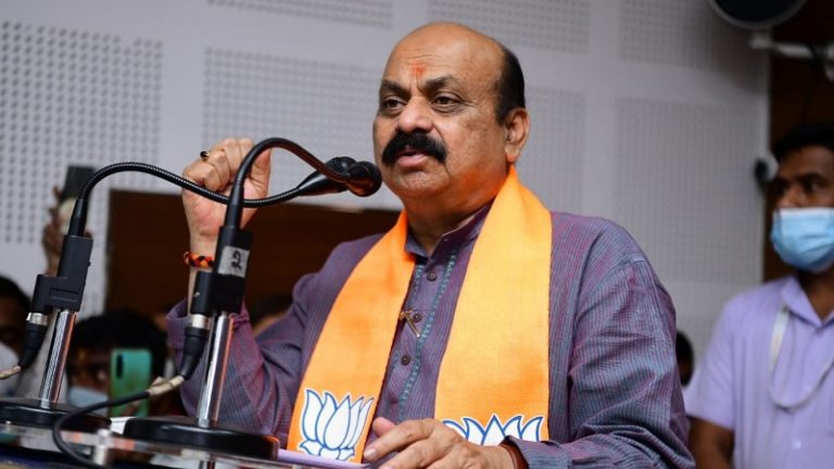 बुर्के के लिए हिंसा: कर्नाटक में 3 दिन के लिए बंद किए गए सभी हाई स्कूल और कॉलेज, CM बोम्मई ने कहा – शांति बनाए रखें