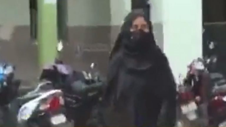 ‘अल्लाहु अकबर’ का नारा लगाने वाली बुर्के में लिपटी मुस्लिम लड़की ‘बहादुर’ और शांति से विरोध कर रहे हिन्दू ‘आतंकी’: वाह रे मीडिया!
