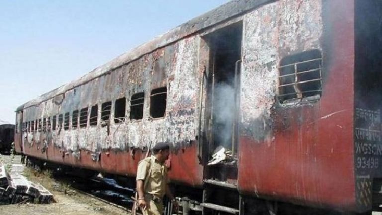 ‘इस्लाम खतरे में है, काफिरों को मार डालो’: मुस्लिम भीड़ ने ट्रेन में ज़िंदा जला डाले 59 राम भक्त, 10 तो बच्चे और 27 महिलाएँ थीं