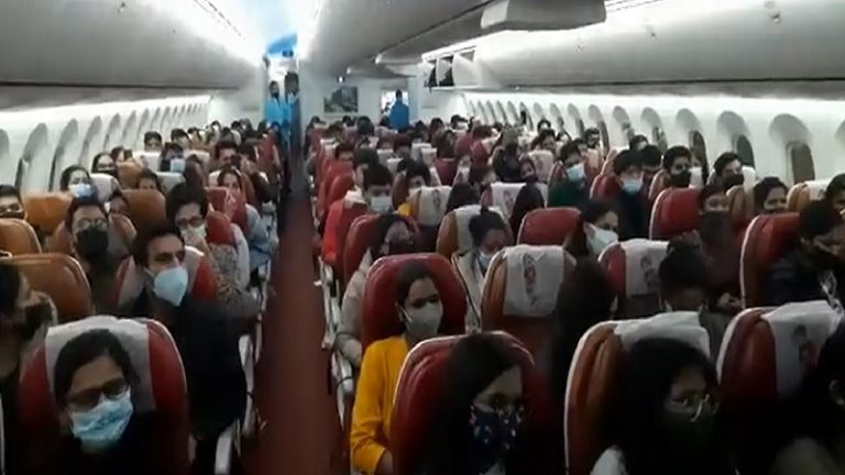 ‘हर भारतीय की सुरक्षा सुनिश्चित कर रही मोदी सरकार’: यूक्रेन में फँसे 219 भारतीय नागरिकों को लेकर मुंबई पहुँची एयर इंडिया की फ्लाइट