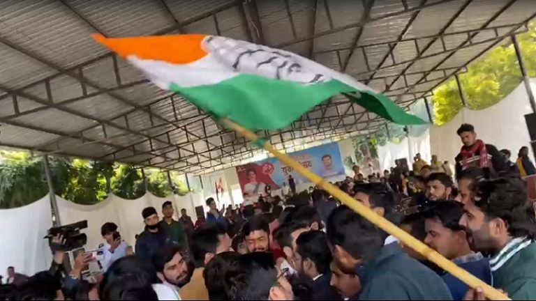 कन्हैया कुमार पर कॉन्ग्रेस दफ्तर में ही फेंकी गई स्याही, समर्थकों का दावा – एसिड है; सदफ ज़फर के लिए प्रचार करने पहुँचे थे यूपी