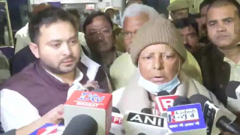 ‘PM मोदी कुछ भी बोलते रहते हैं, चुनाव लड़ के संसद में आकर जवाब दूँगा’: व्हीलचेयर से पटना पहुँचे लालू यादव ने दिखाई हेकड़ी