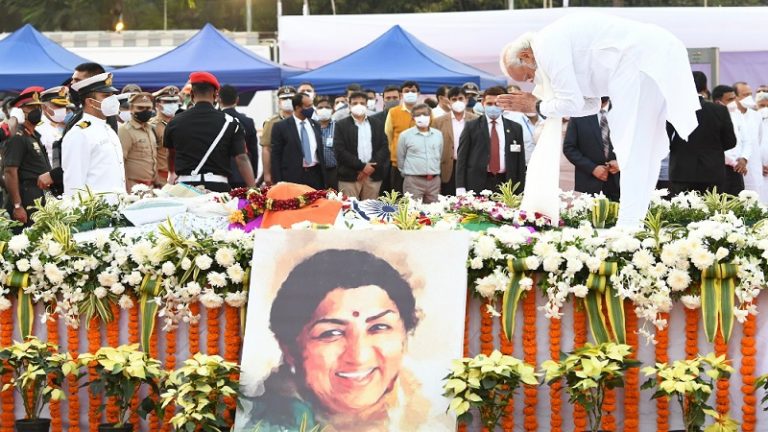 पंचतत्व में विलीन हुईं ‘सुर साम्राज्ञी’: PM मोदी ने पाँव छू दी श्रद्धांजलि, गूँजा ‘ऐ मेरे वतन के लोगों’ और ‘वन्दे मातरम्’