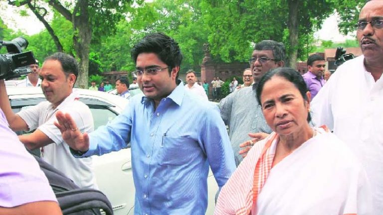 भतीजे अभिषेक बनर्जी ने की CM ममता से बगावत, प्रशांत किशोर की कंपनी है वजह? गोवा में ड्रग्स के साथ धराया I-PAC कर्मचारी