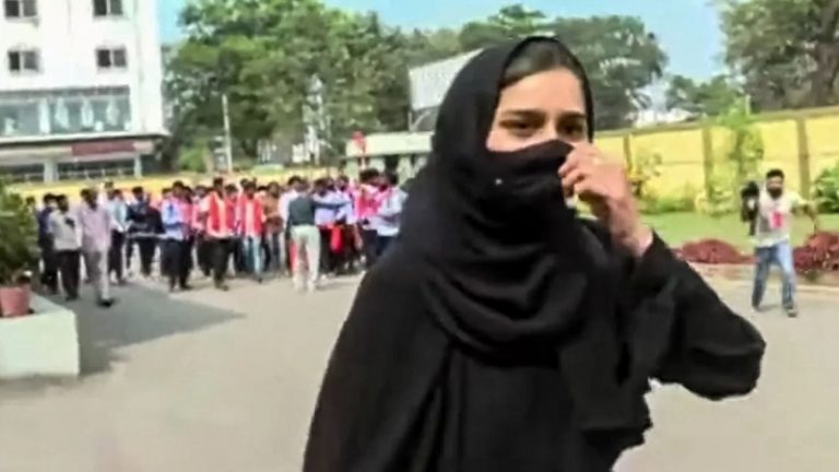 बुर्के वाली मुस्कान का एक चेहरा ये भी: पत्रकार के सवाल पर भड़की, फोटो-वीडियो डिलीट कराए; लगाए थे ‘अल्लाह-हू-अकबर’ के नारे